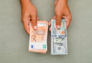 НБУ на 23 вересня підвищив офіційний курс долара на 8 копійок