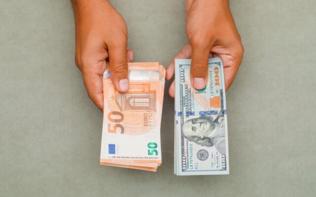 НБУ на 23 вересня підвищив офіційний курс долара на 8 копійок