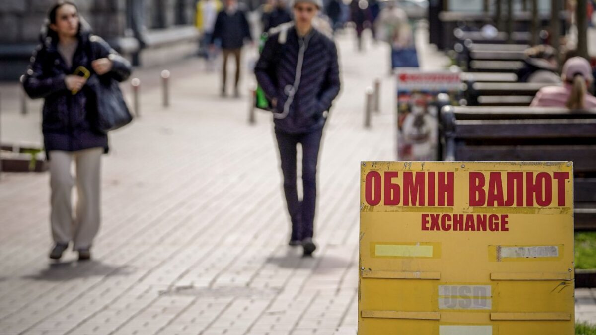 В обмінниках долар продають у середньому по 45,25 грн: курси на 21 жовтня