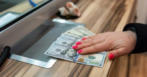 У «ПриватБанку» 100 доларів 22 жовтня коштують 4525 грн